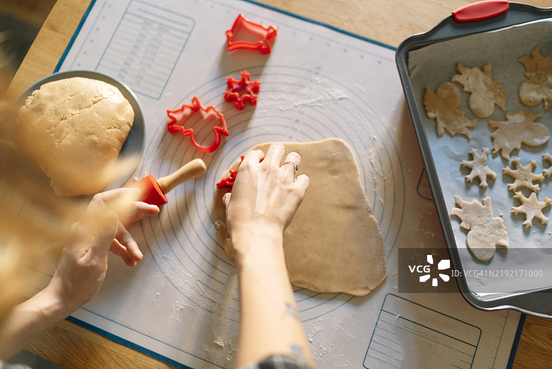 女人在家厨房台面上制作饼干面团的手部特写图片素材