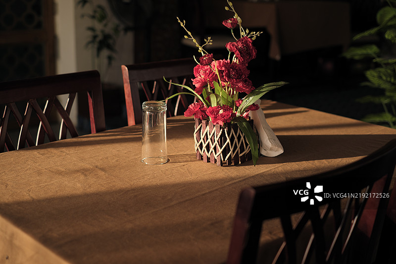 达卡一个早晨的空桌子图片素材