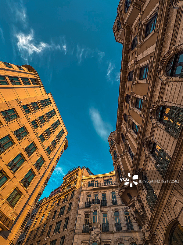 低角度视图的建筑与天空，土耳其图片素材