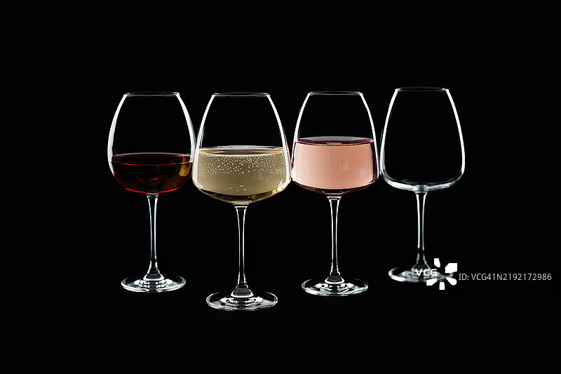 四个酒杯在黑色背景上的照片图片素材