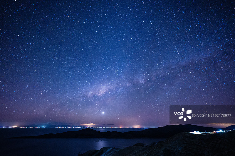 玻利维亚拉巴斯的夜空下，提蒂卡卡湖的山脉美景图片素材