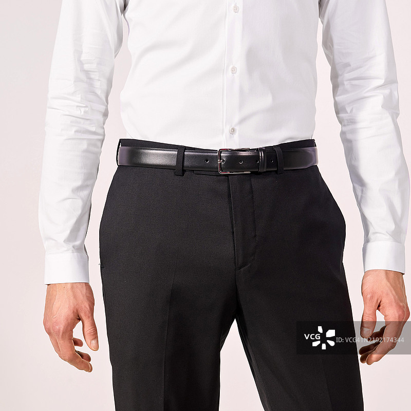 正面视角的白衬衫和黑裤子图片素材