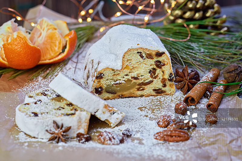 传统圣诞果仁面包，上面撒有葡萄干和糖粉图片素材