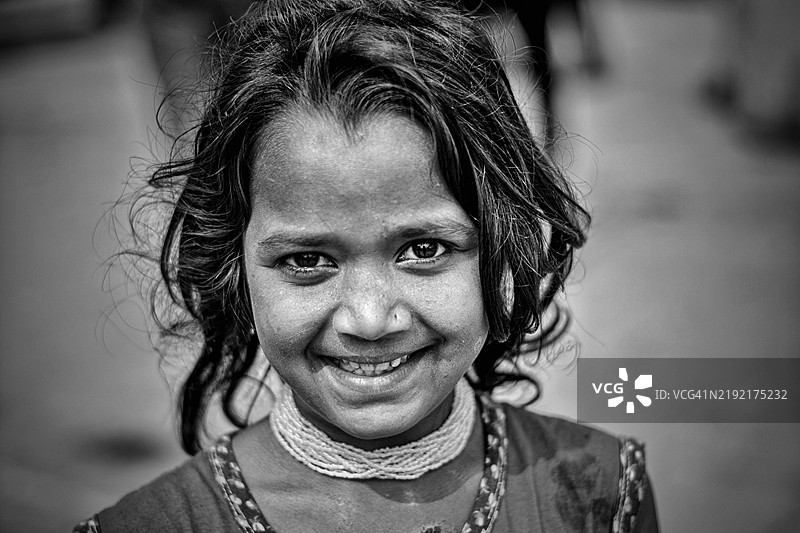 微笑女孩的特写肖像图片素材