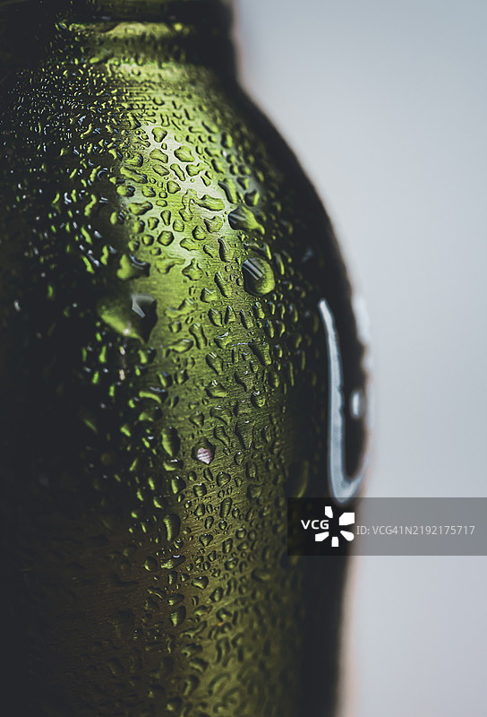 湿瓶子特写，背景为白色图片素材