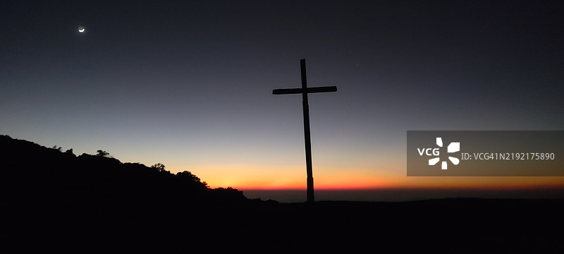 傍晚时分山顶上的十字架图片素材