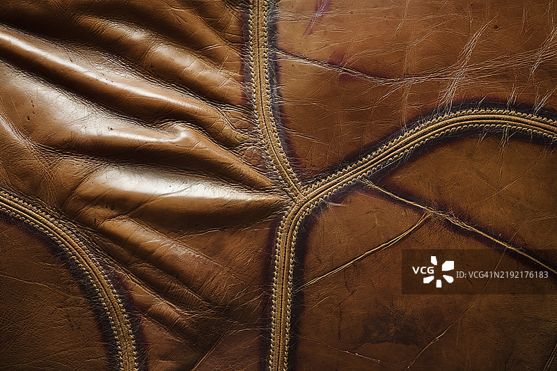 一张棕色皮革纹理的照片，带有明显的缝线图片素材