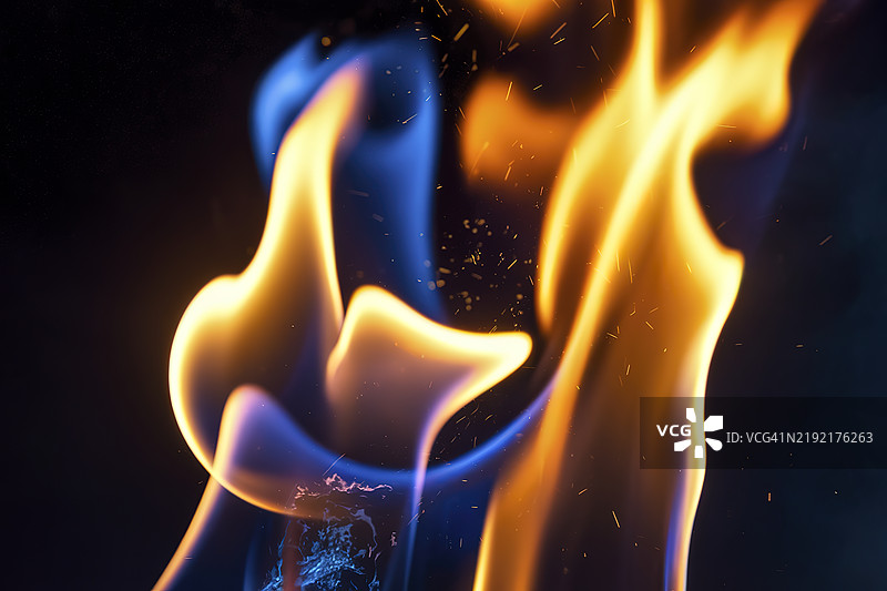 两团火焰之间鲜明的对比图片素材