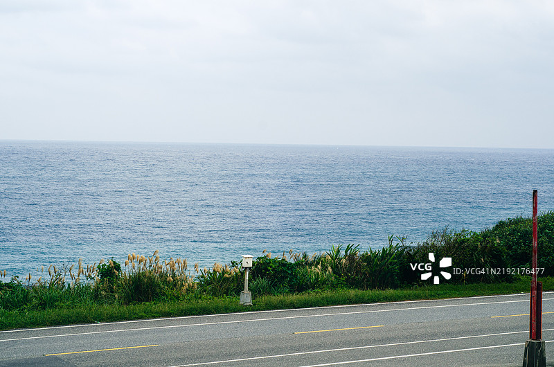 海边的空旷道路与天空相映成趣图片素材