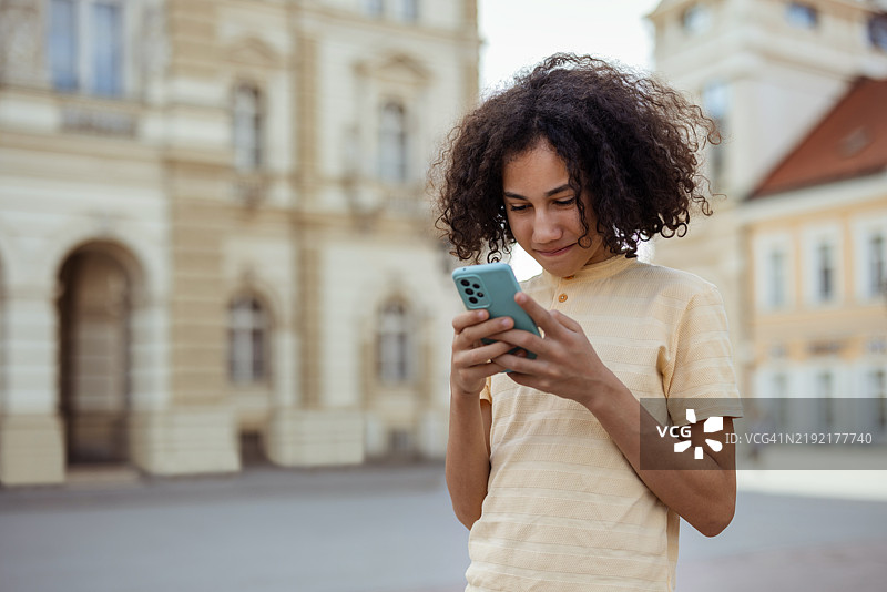 青少年男孩在智能手机上查看社交媒体图片素材