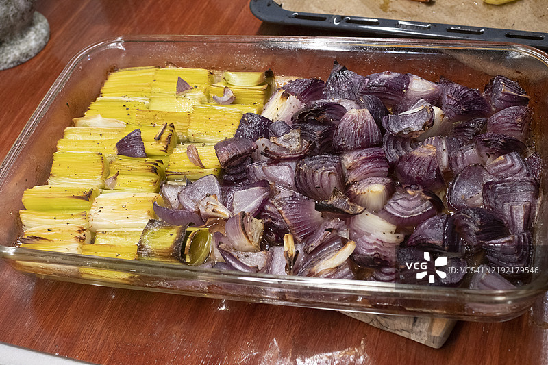烤韭菜和洋葱图片素材
