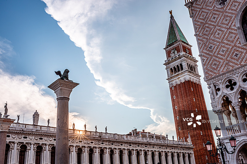 威尼斯圣马可广场的圣马可钟楼和柱子、圣马可国家图书馆及公爵宫。图片素材