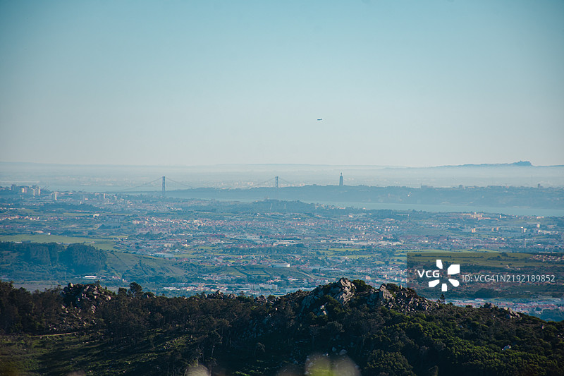 远处俯瞰卡斯凯什和里斯本的景色图片素材