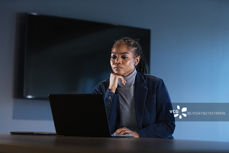 非裔美国女商人在办公室使用笔记本电脑图片素材