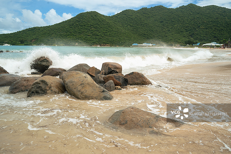圣马丁热带海滩的岩石海岸与拍打的海浪图片素材