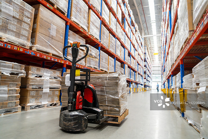 高效的仓库物流与有序存储设施中的托盘移动图片素材