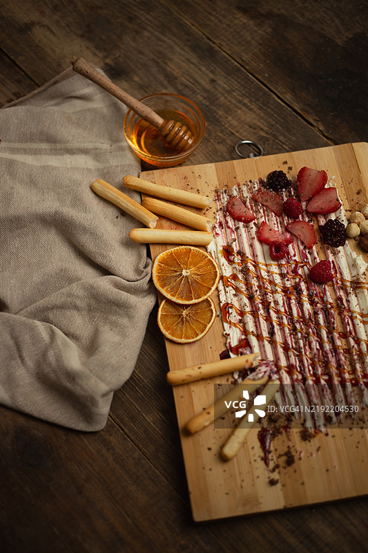 黄油板配覆盆子、焦糖、草莓、黑莓和黑莓果酱图片素材