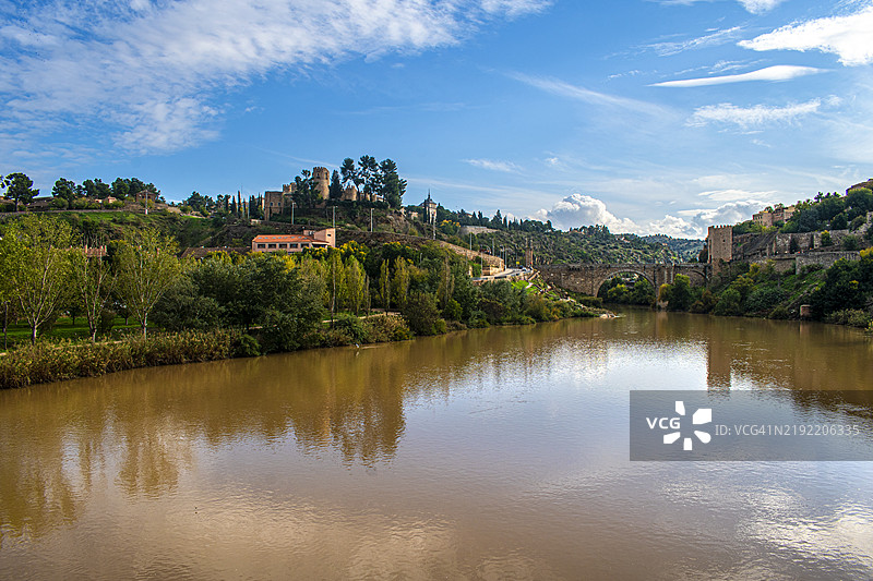 阿尔卡坦塔桥和塔霍河。西班牙托莱多。图片素材