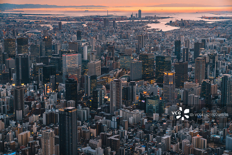 黄昏时分从空中俯瞰大阪市景图片素材