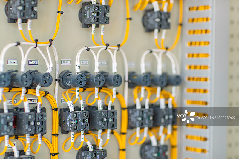 工业控制用电气面板柜，配备电力分配、断路器箱和安全设备，适合电气维护和布线系统。图片素材