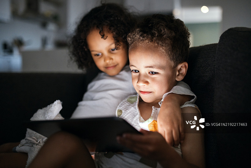 平板时间：孩子们共享数字乐趣图片素材