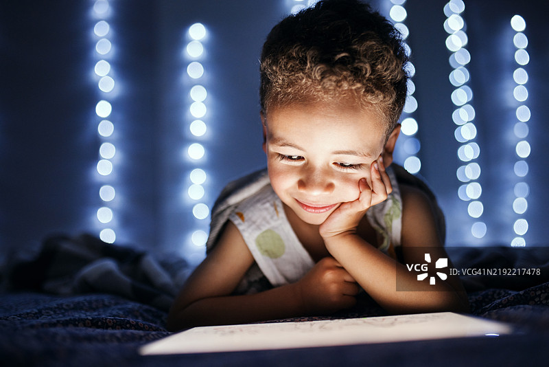 数字发现：孩子专注于平板电脑图片素材