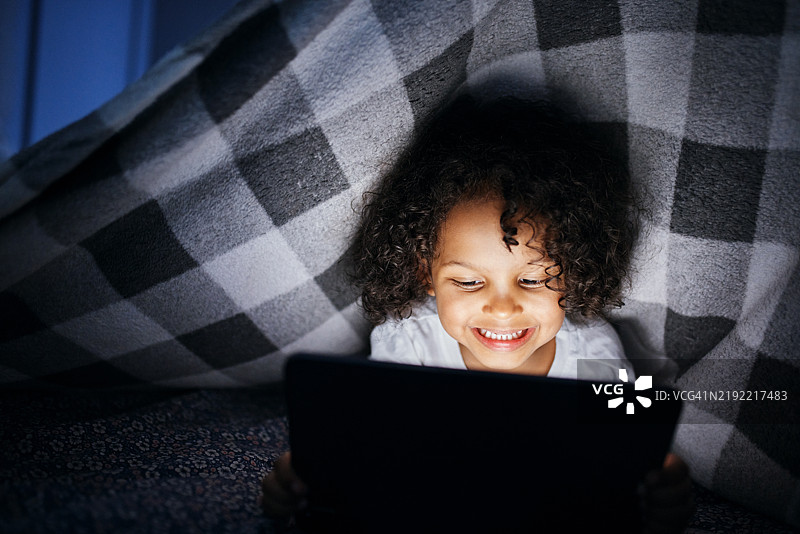 温馨的夜间学习图片素材