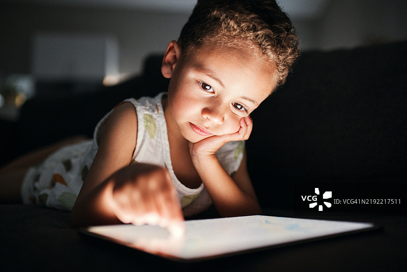 平板电脑上的沉思时光图片素材