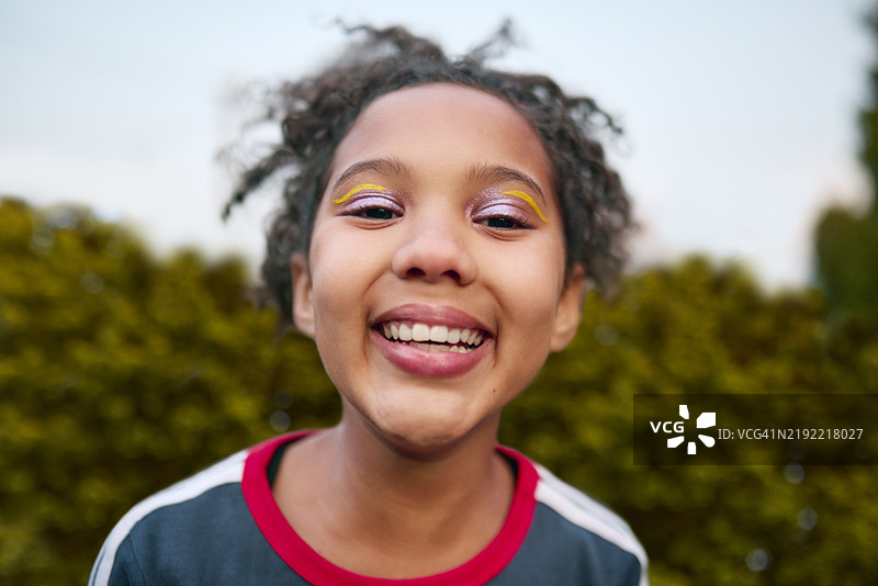 灿烂的微笑和俏皮的妆容图片素材