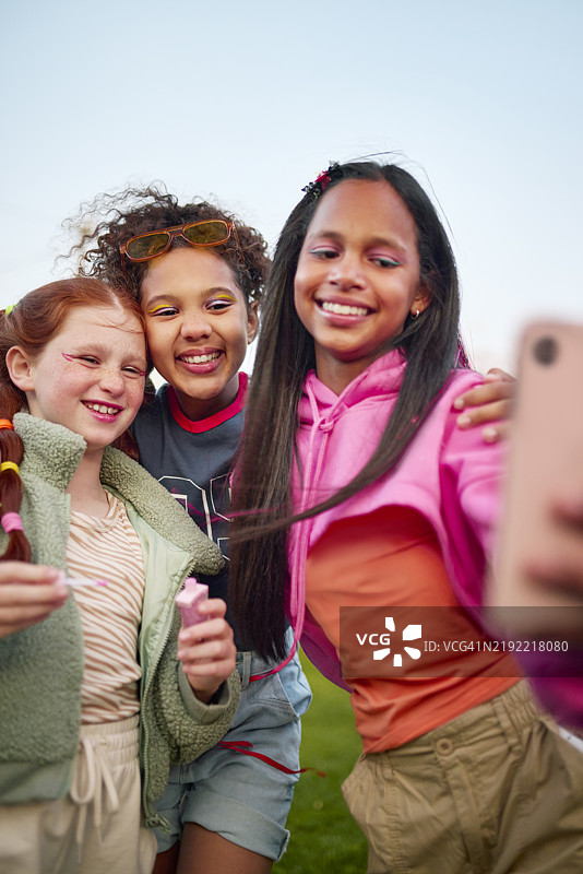 永远的朋友：有趣的自拍时光！图片素材