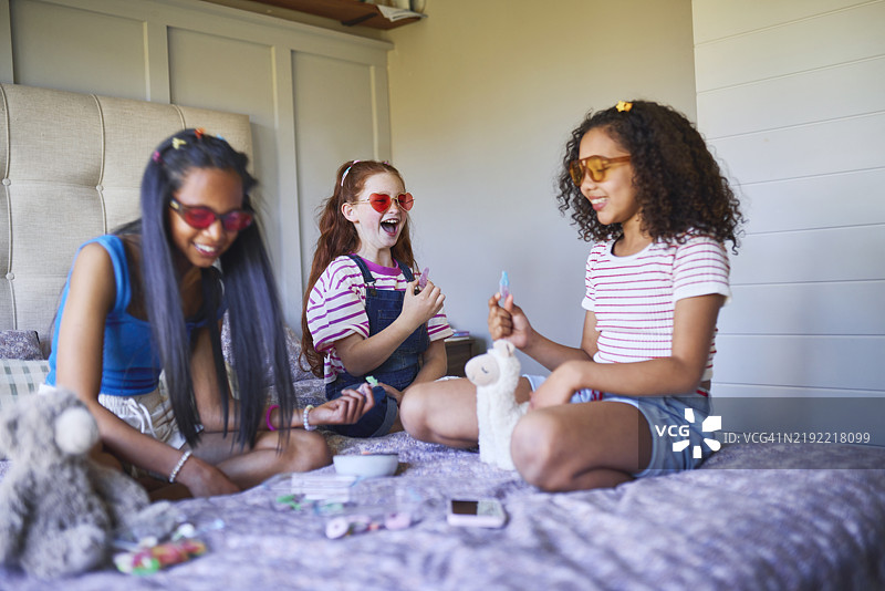 友谊乐趣：女孩们享受DIY美容图片素材