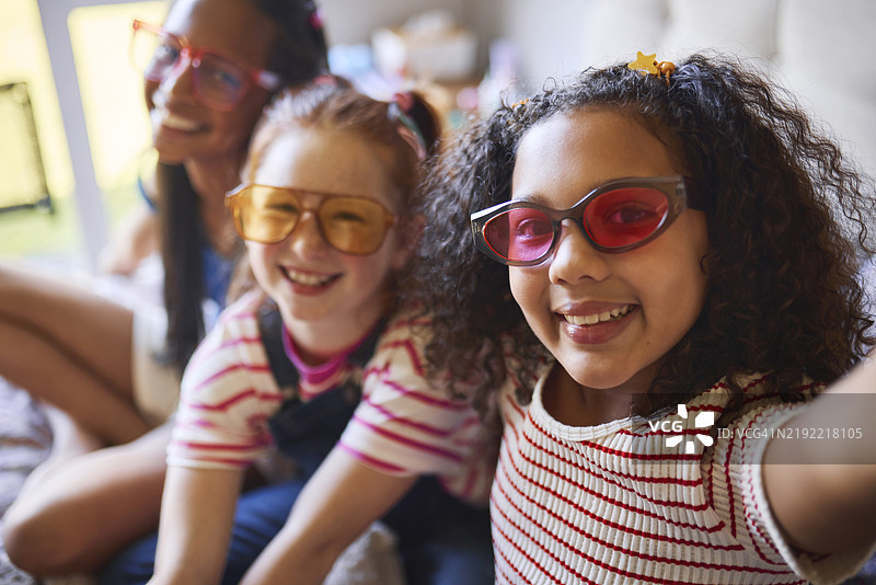 复古色调中的友谊：时尚女孩们图片素材