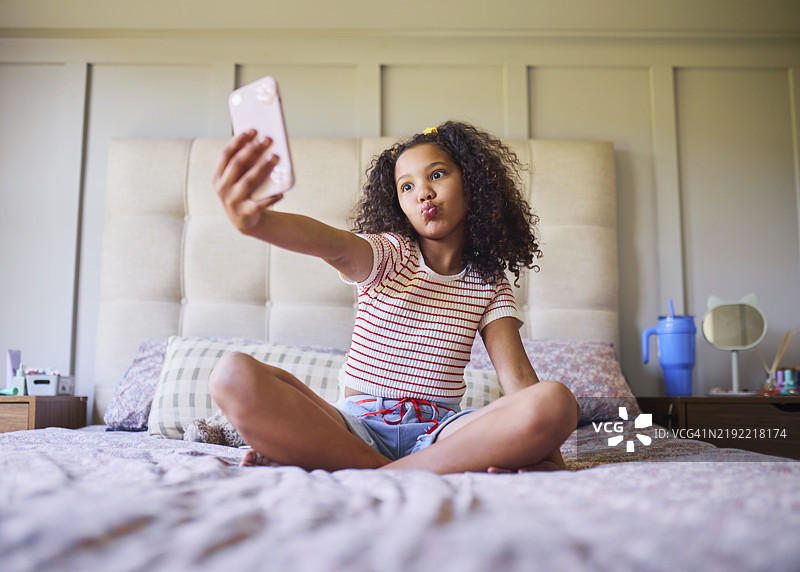 自拍乐趣：女孩捕捉俏皮瞬间图片素材