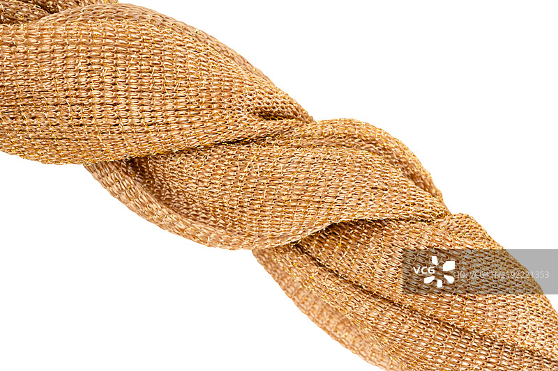 扭曲的金色织物在白色背景上，保存剪切路径。图片素材