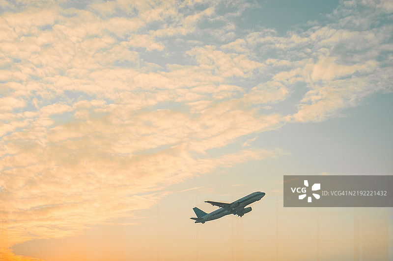 商业飞机起飞图片素材