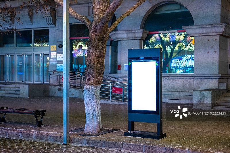 人行道模型展示了一个空白的城市格式横幅柱（LightPoster，CityLight）广告。图片素材