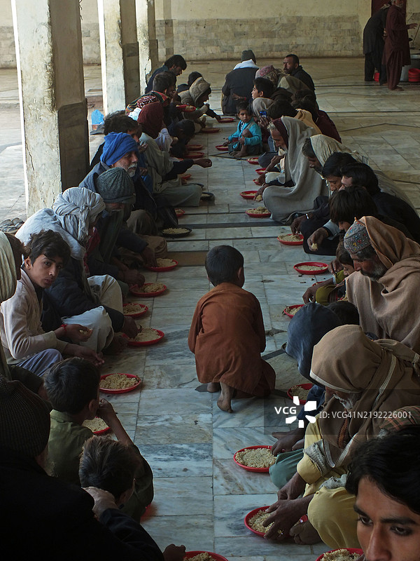 在沙阿·阿卜杜勒·拉提夫·比泰的圣 shrine 分发的 LANGAR（免费食物）图片素材
