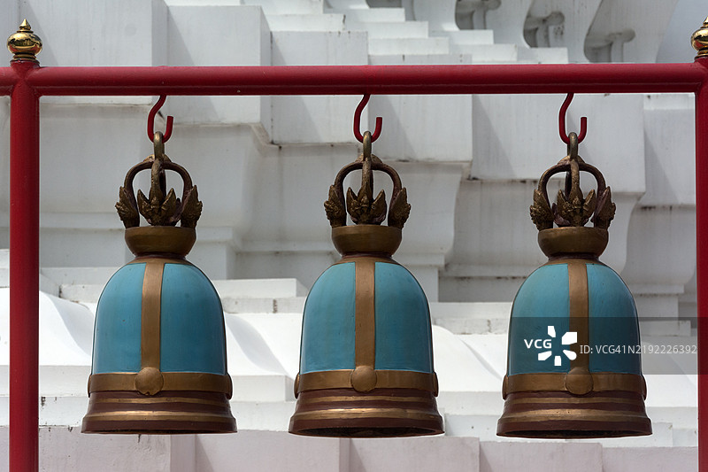 铃铛悬挂在Wat Rakhang的中央塔周围。图片素材