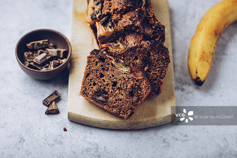 自制香蕉面包蛋糕配巧克力块图片素材
