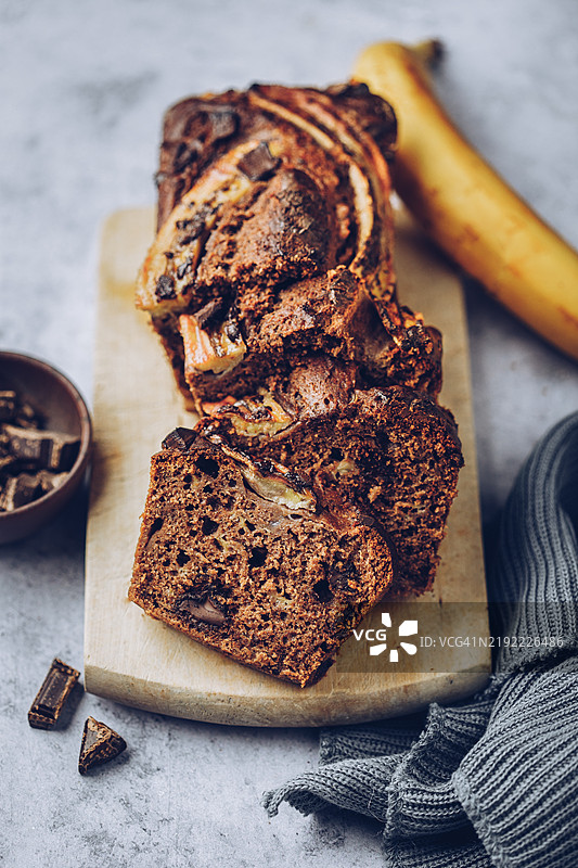 自制香蕉面包蛋糕配巧克力块图片素材