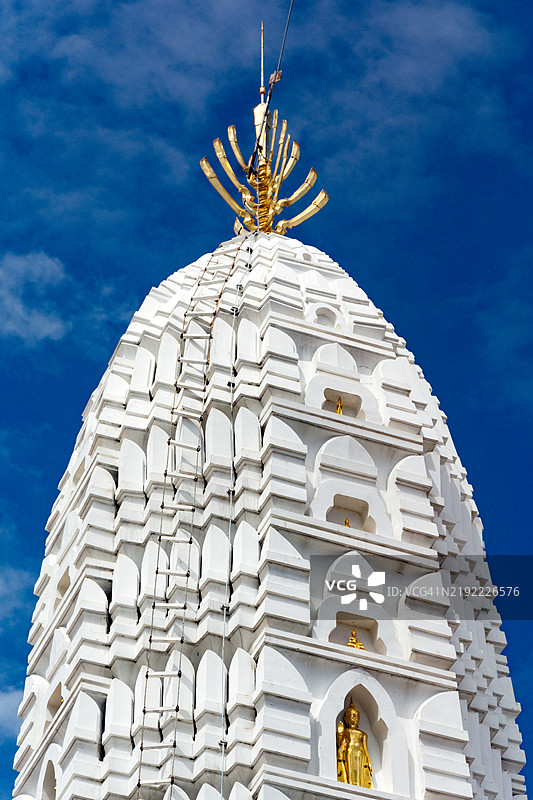 拉康寺的中央塔尖上有一个金色的三叉戟。图片素材