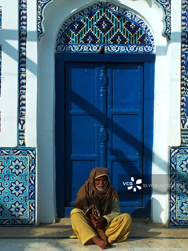 一位虔诚的信徒在参拜圣地时图片素材