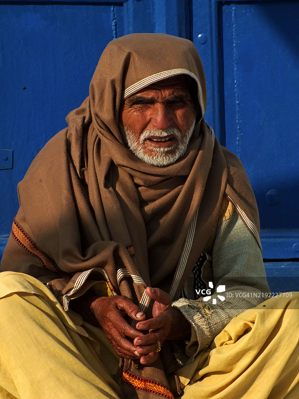 一位虔诚的信徒在参拜圣地时图片素材