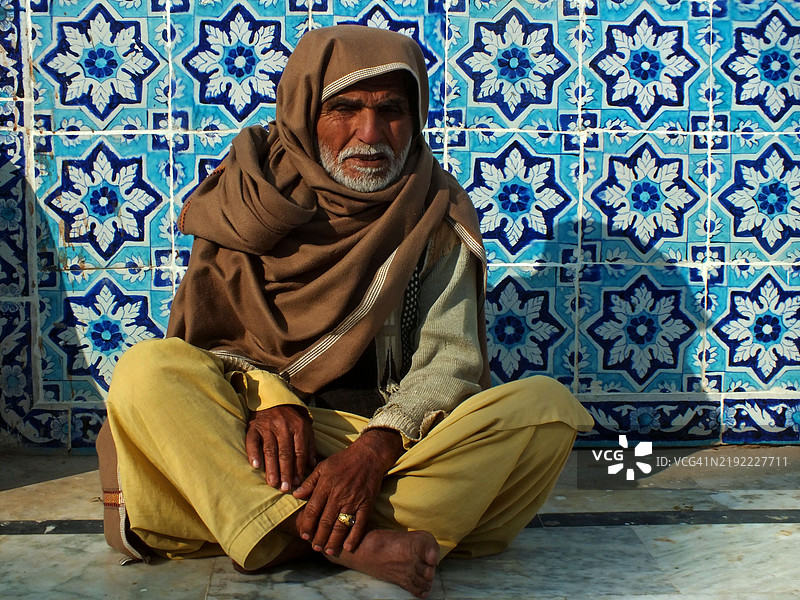 一位虔诚的信徒在参拜圣地时图片素材