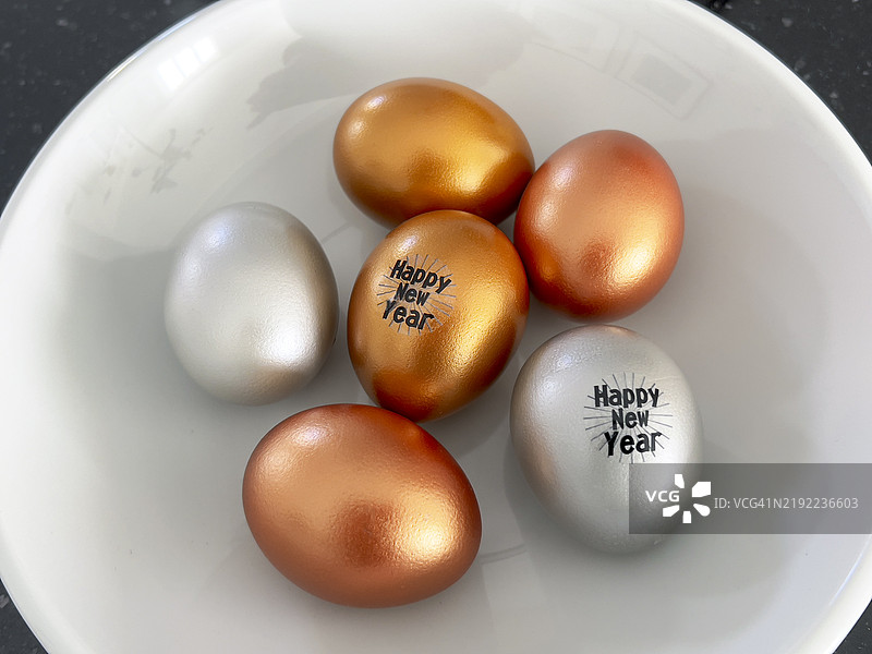 新年快乐的彩色水煮蛋图片素材