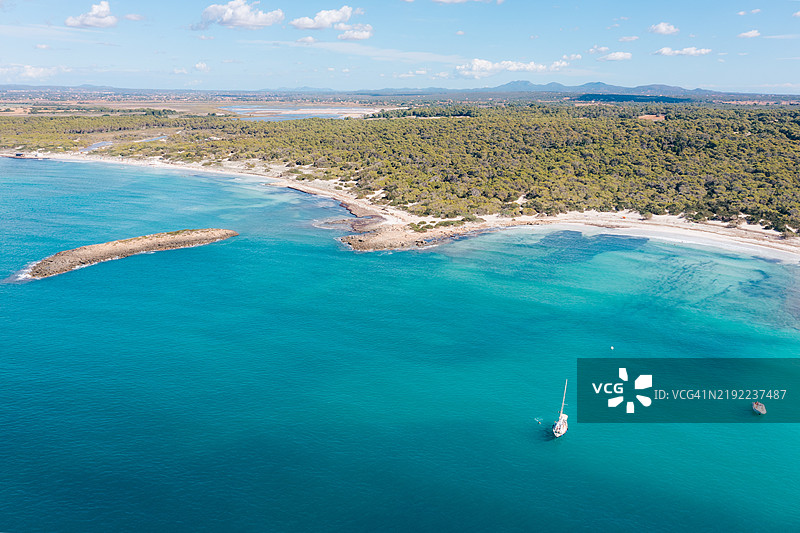 在马约卡岛航行的船只，巴利阿里群岛图片素材