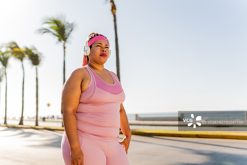 中年女性运动员在户外望向远方图片素材