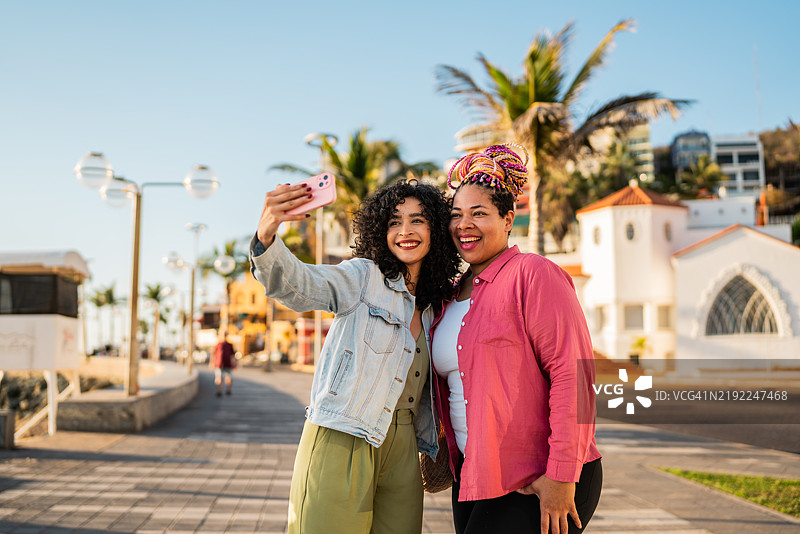 朋友们在户外用手机自拍图片素材