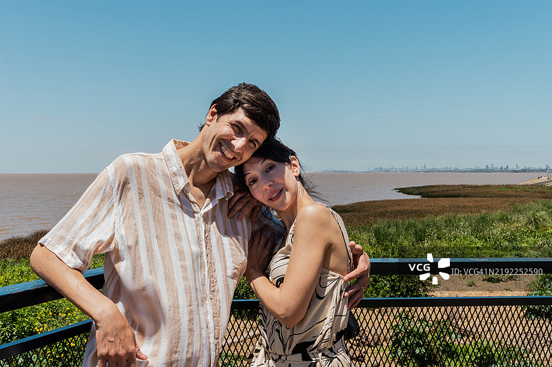 阿根廷布宜诺斯艾利斯拉普拉塔河畔的一对成熟夫妇肖像图片素材