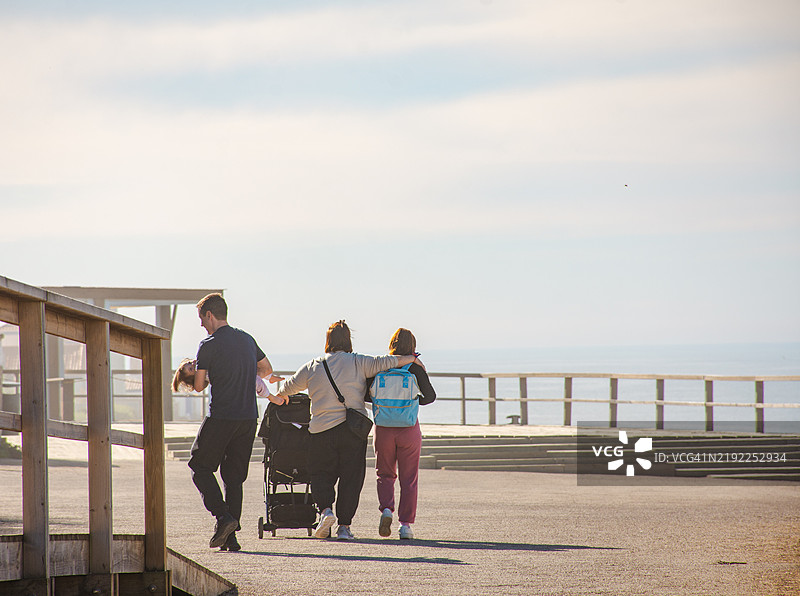 一家人在阿泽纳斯杜马尔散步图片素材